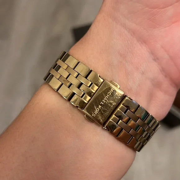 Michael Kors gold watch - Picture 7 of 8